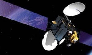 En quoi consiste le travail des ingénieurs tunisiens pour gérer les satellites à Dkhila (Manouba) ?